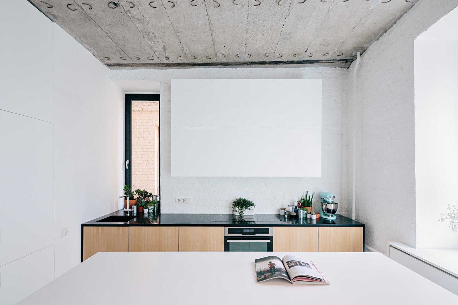 BLACK AND WHITE APARTMENT
