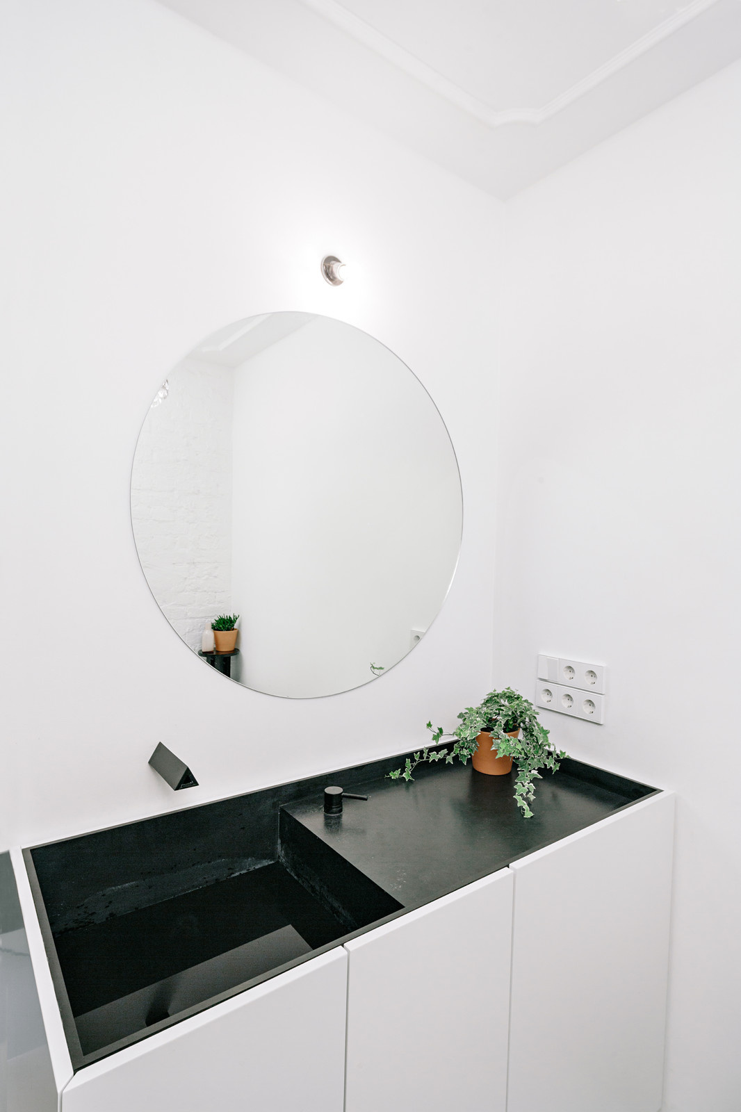 BLACK AND WHITE APARTMENT