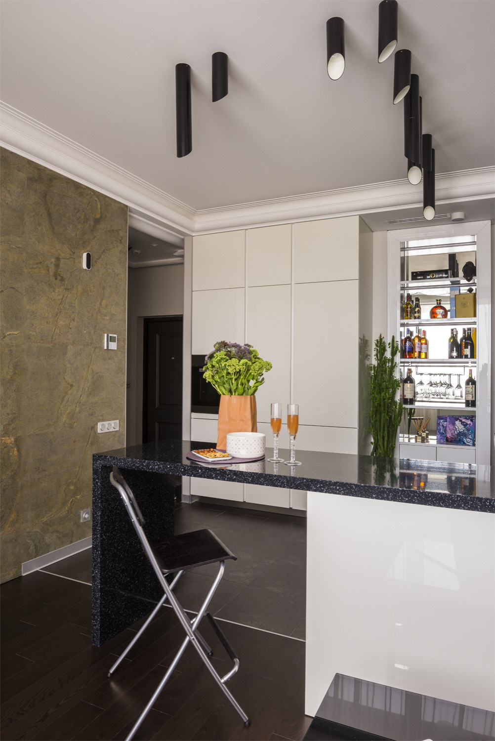 Есть решение: 9 вариантов, где проходная кухня рядом с коридором