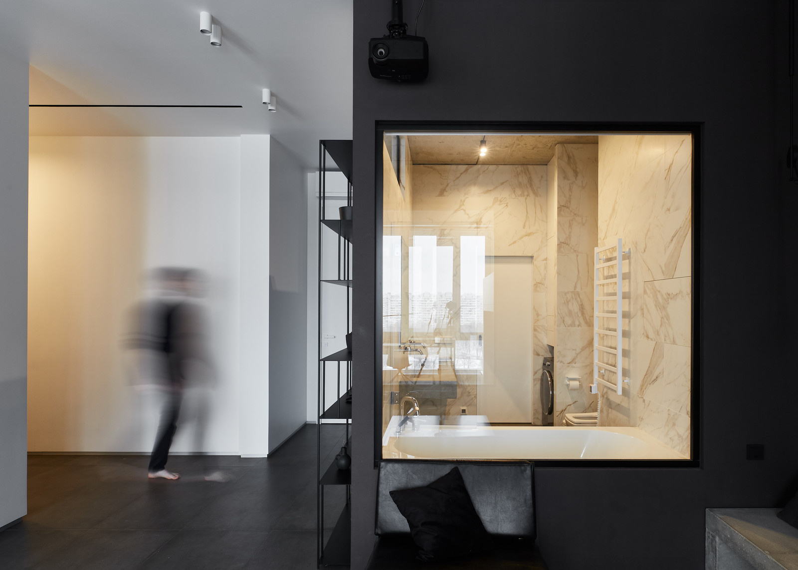 Houzz тур: Квартира с чёрной спальней и прозрачным санузлом