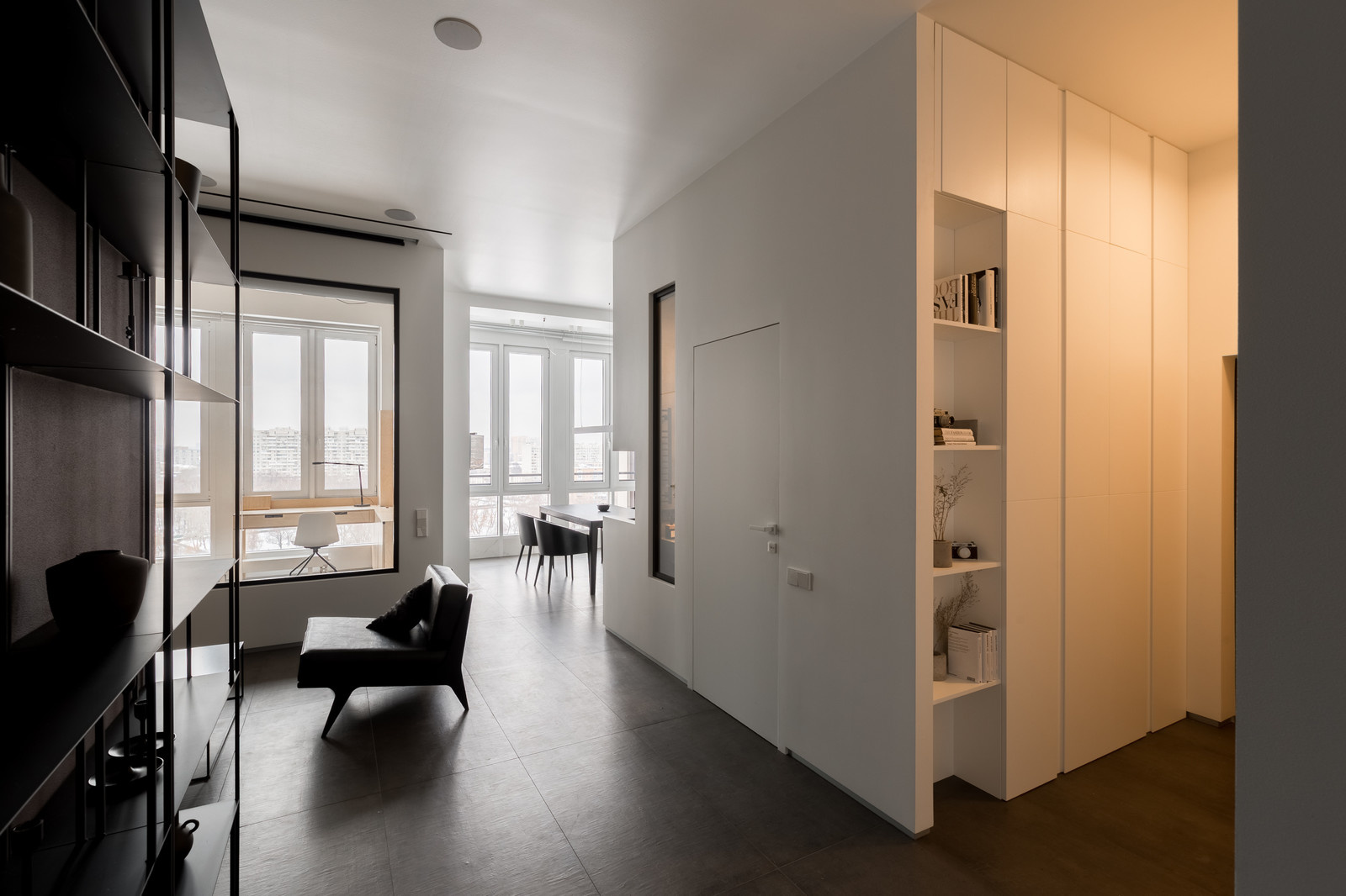 Houzz тур: Квартира с чёрной спальней и прозрачным санузлом