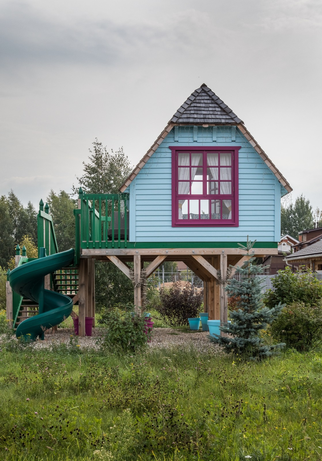 Яркая дача для телеведущей