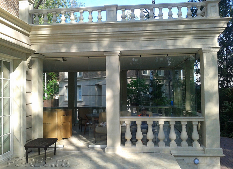 Безрамное остекление веранды в Пестово.