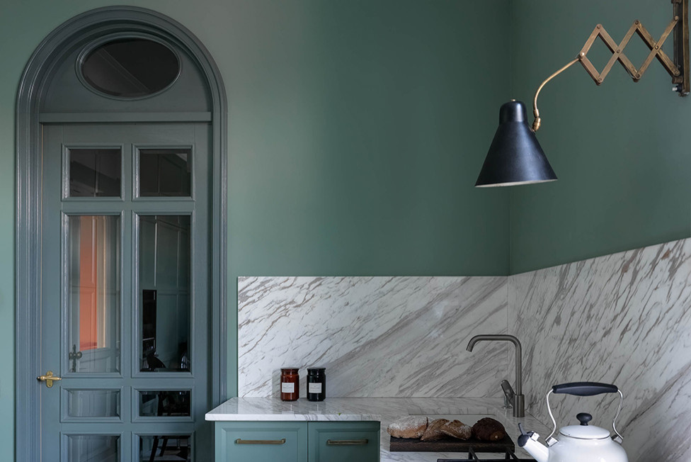 В гостях: Квартира с «тающими» стенами в цвет храма напротив