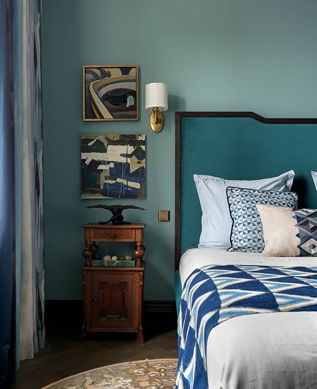 В гостях: Квартира с «тающими» стенами в цвет храма напротив