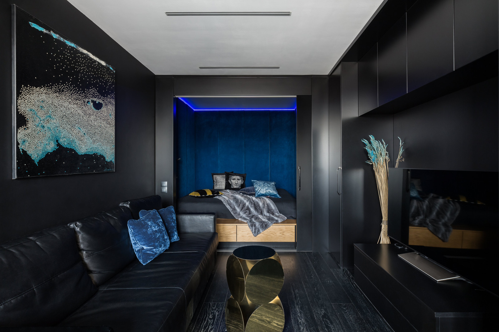 Houzz тур: Черная квартира для молодого заказчика