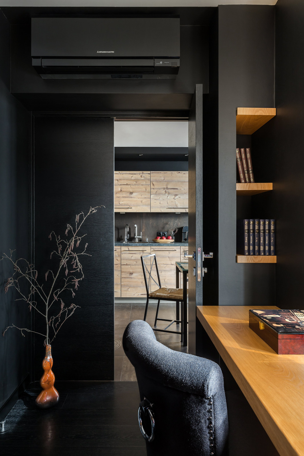 Houzz тур: Черная квартира для молодого заказчика