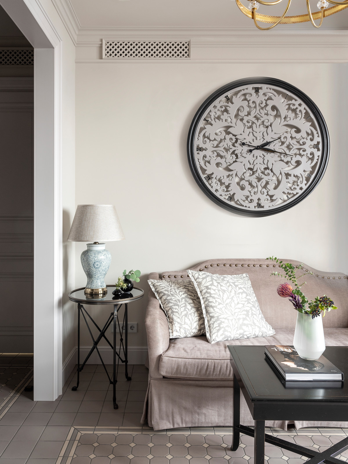 Проект недели: Кухня в классическом стиле с антикварной столовой