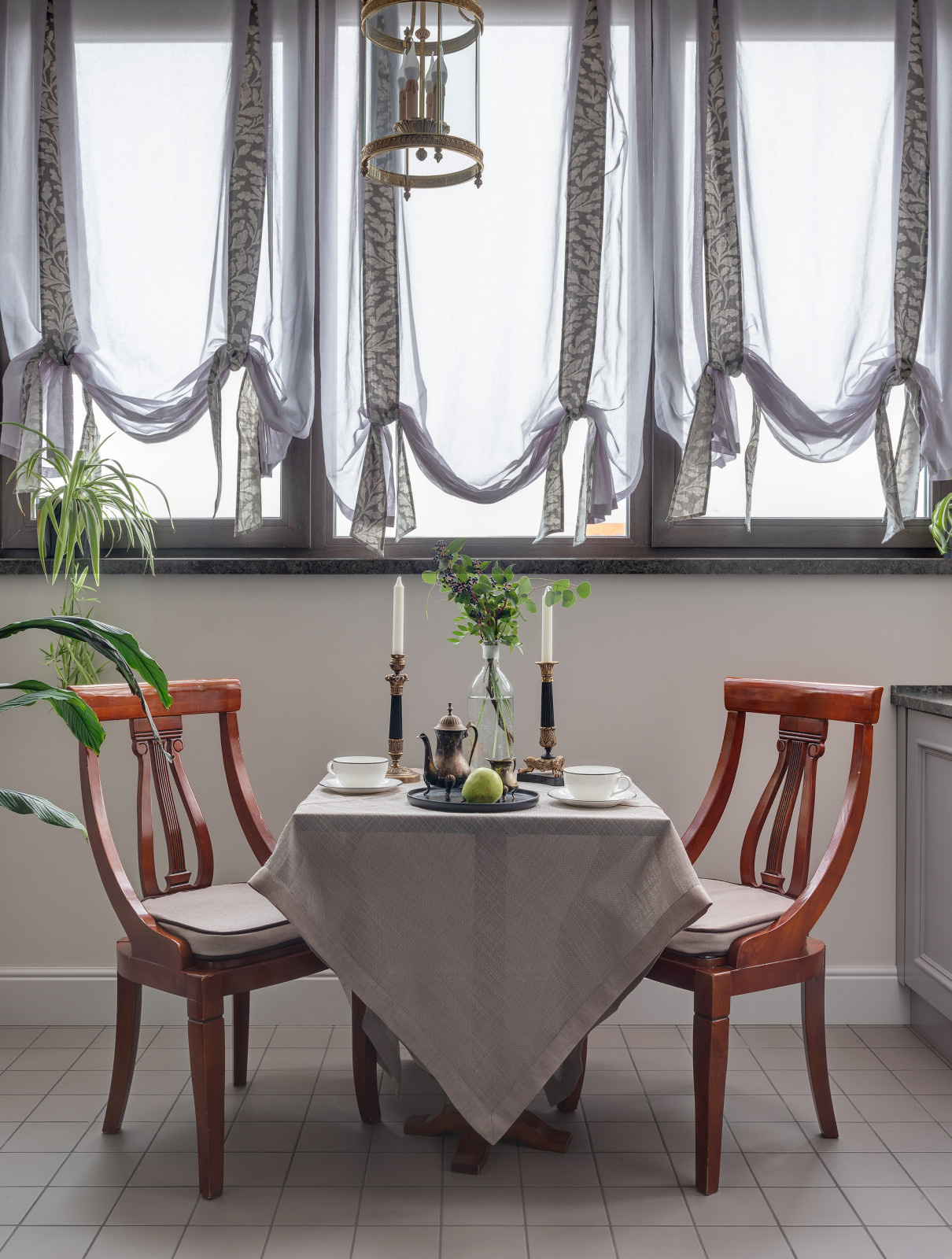 Проект недели: Кухня в классическом стиле с антикварной столовой