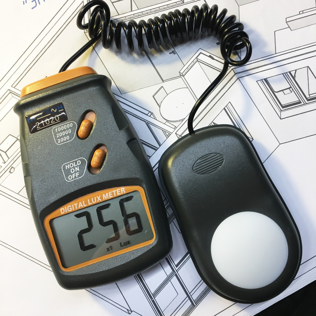 Вопрос: Как осветить темный интерьер