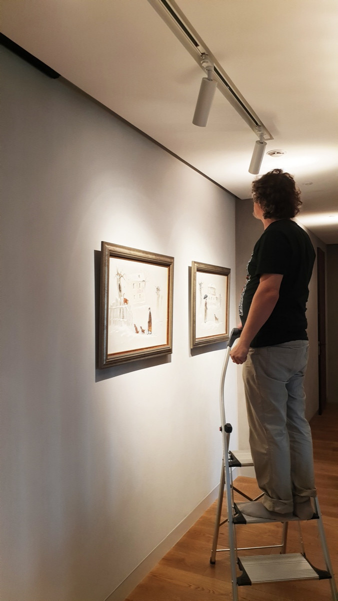 Вопрос: Как осветить темный интерьер