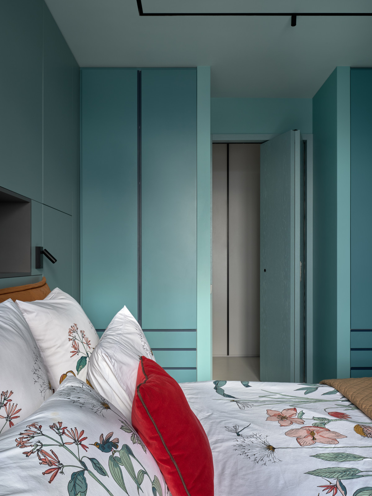 В гостях: квартира дизайнера с причудливым ТВ