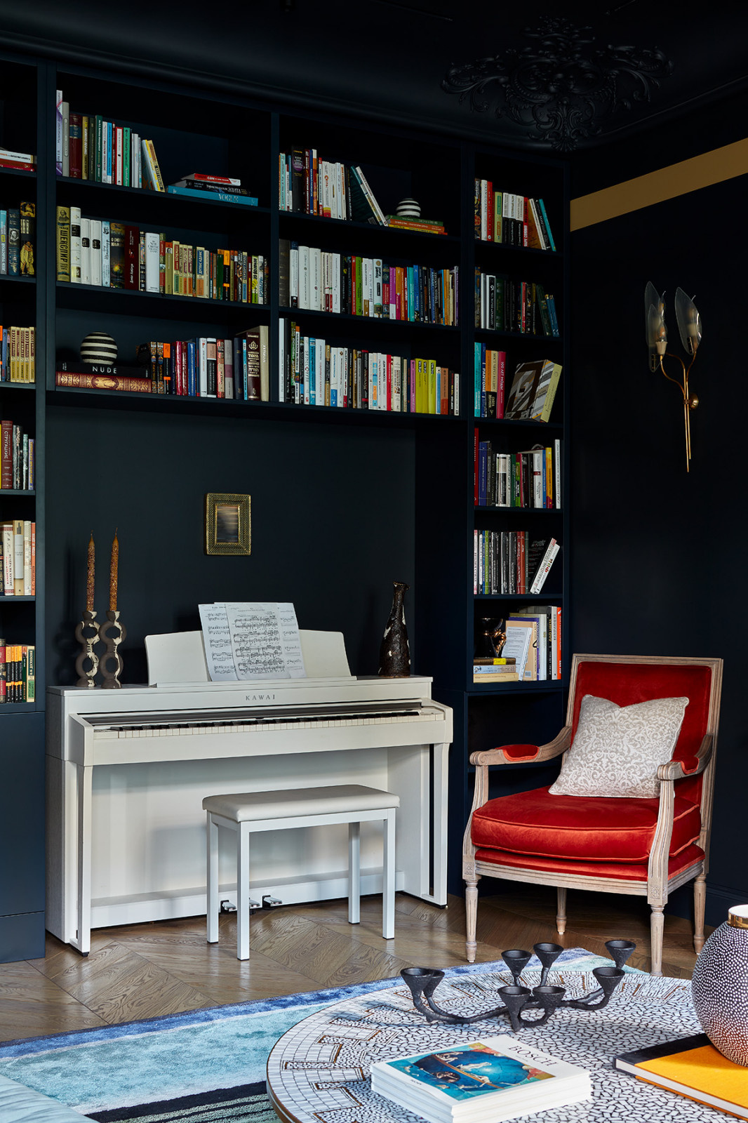 Houzz тур: Неоклассика в старом фонде – с цветными потолками