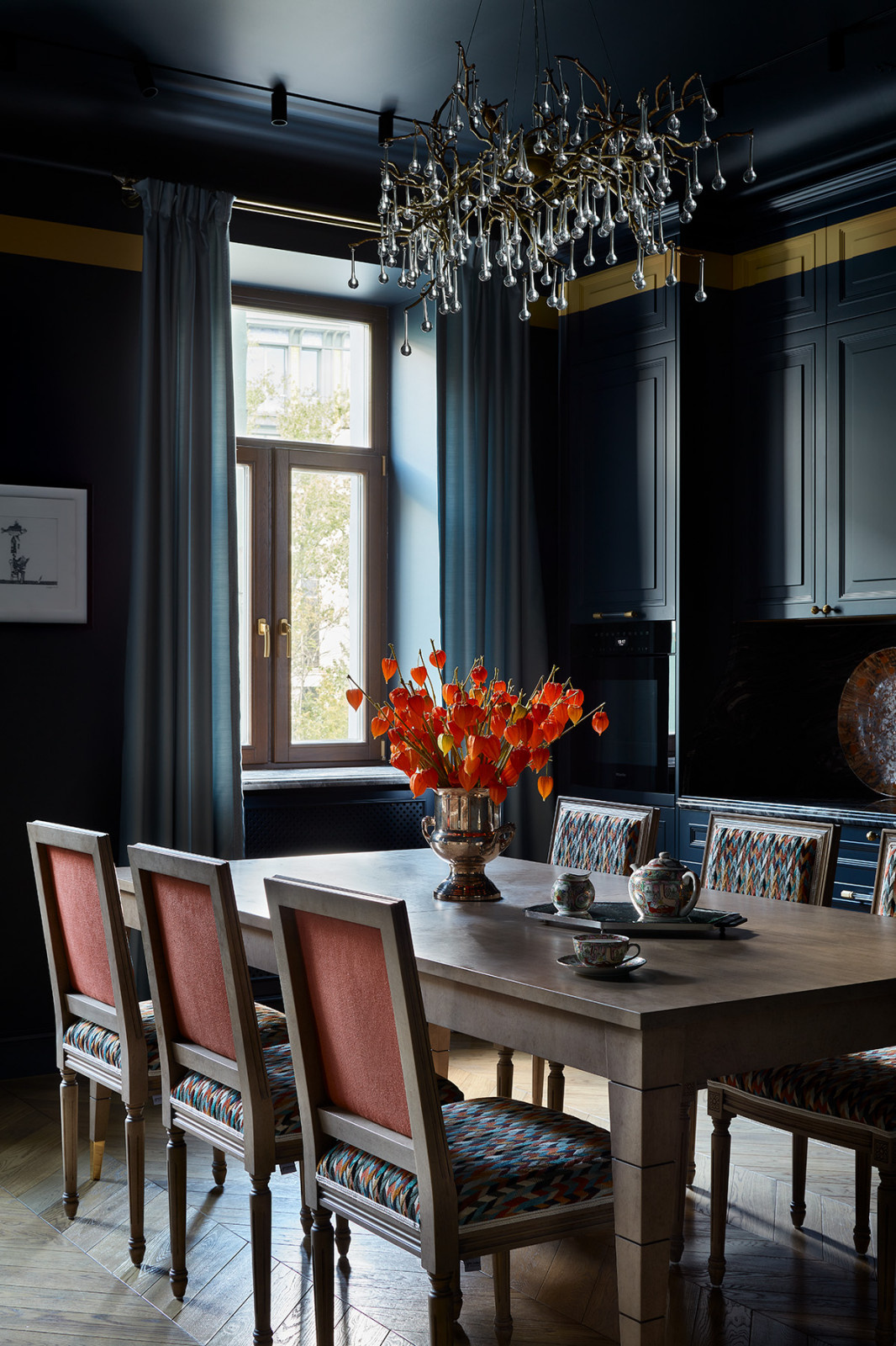 Houzz тур: Неоклассика в старом фонде – с цветными потолками