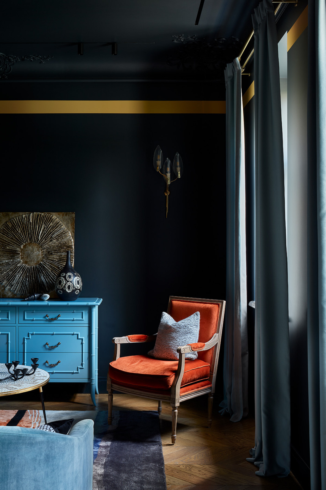 Houzz тур: Неоклассика в старом фонде – с цветными потолками