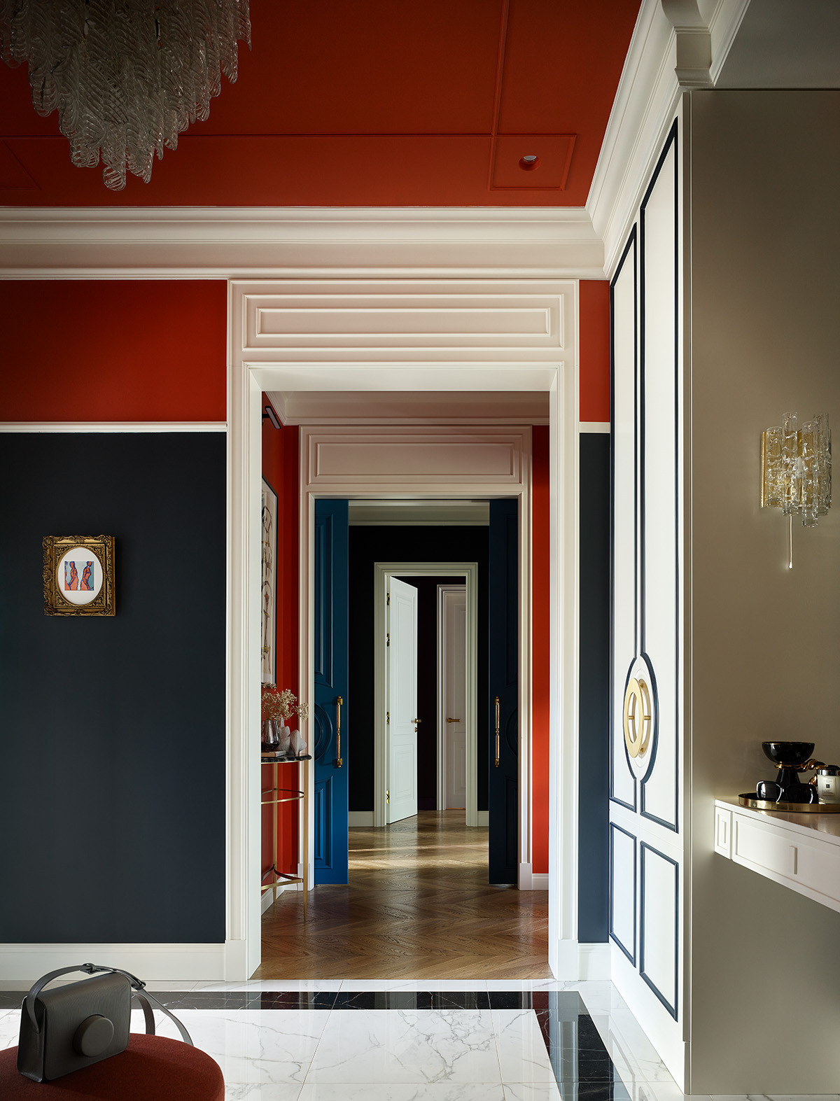 Houzz тур: Неоклассика в старом фонде – с цветными потолками