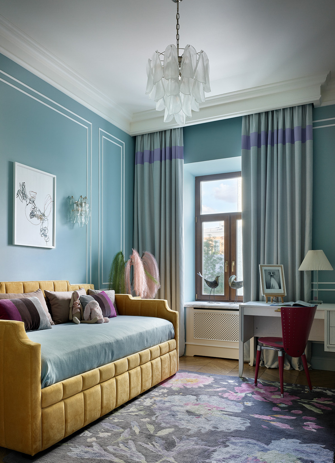 Houzz тур: Неоклассика в старом фонде – с цветными потолками