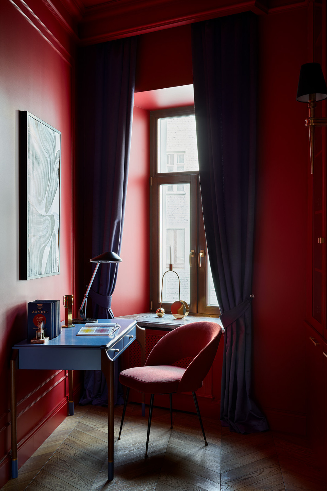 Houzz тур: Неоклассика в старом фонде – с цветными потолками