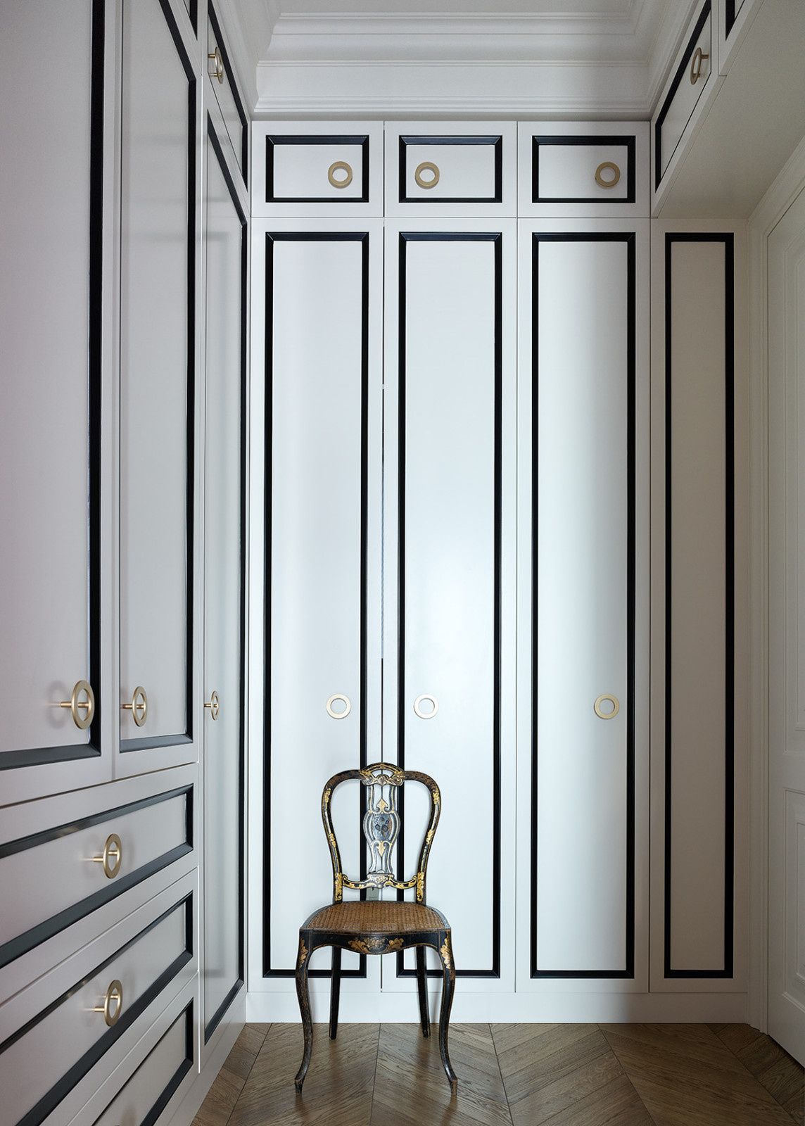 Houzz тур: Неоклассика в старом фонде – с цветными потолками