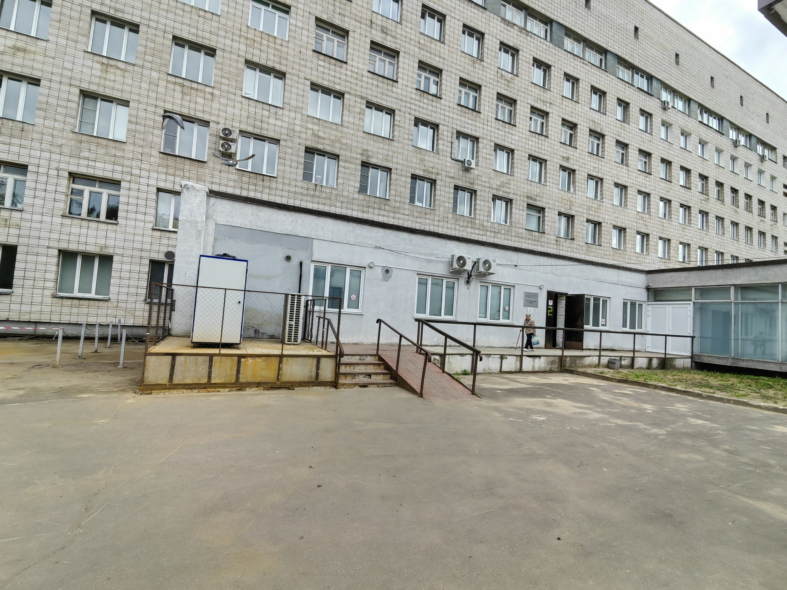 Стилистическое оформление фасадов и входных групп поликлиники