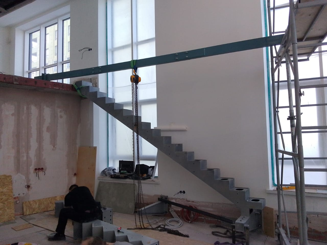 Лестница на антресоль в клубном доме