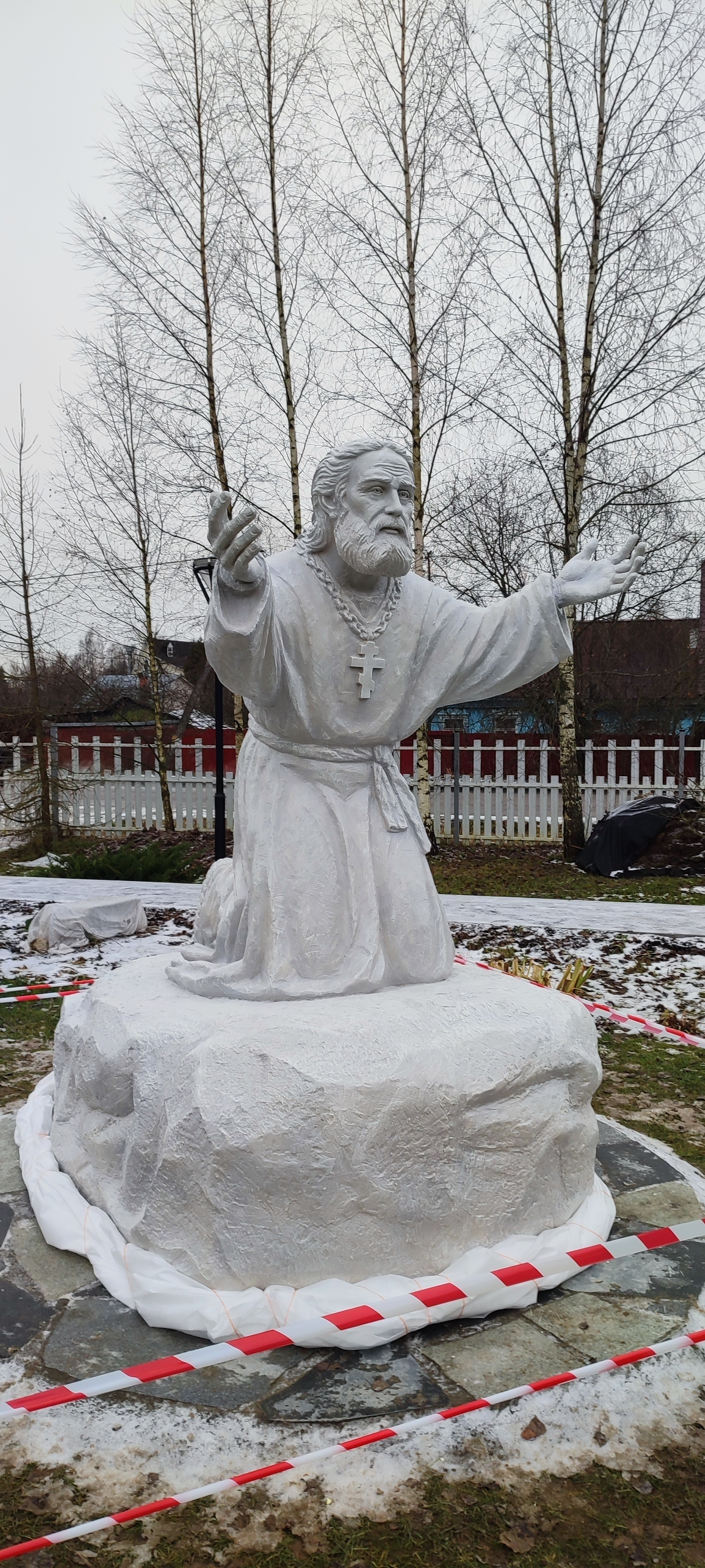 Памятник Серафиму Саровскому
