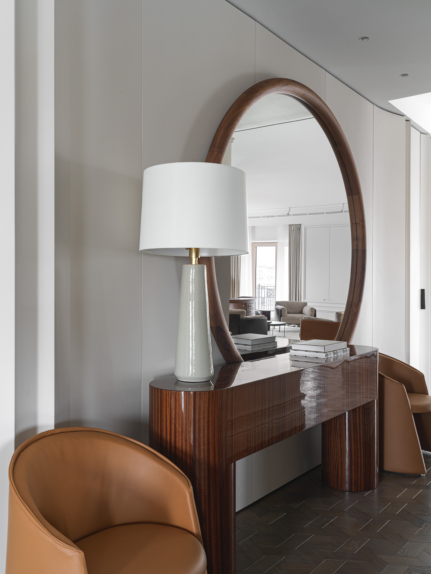 Роскошные консольные столики от Gaewski Furniture в интерьере квартиры