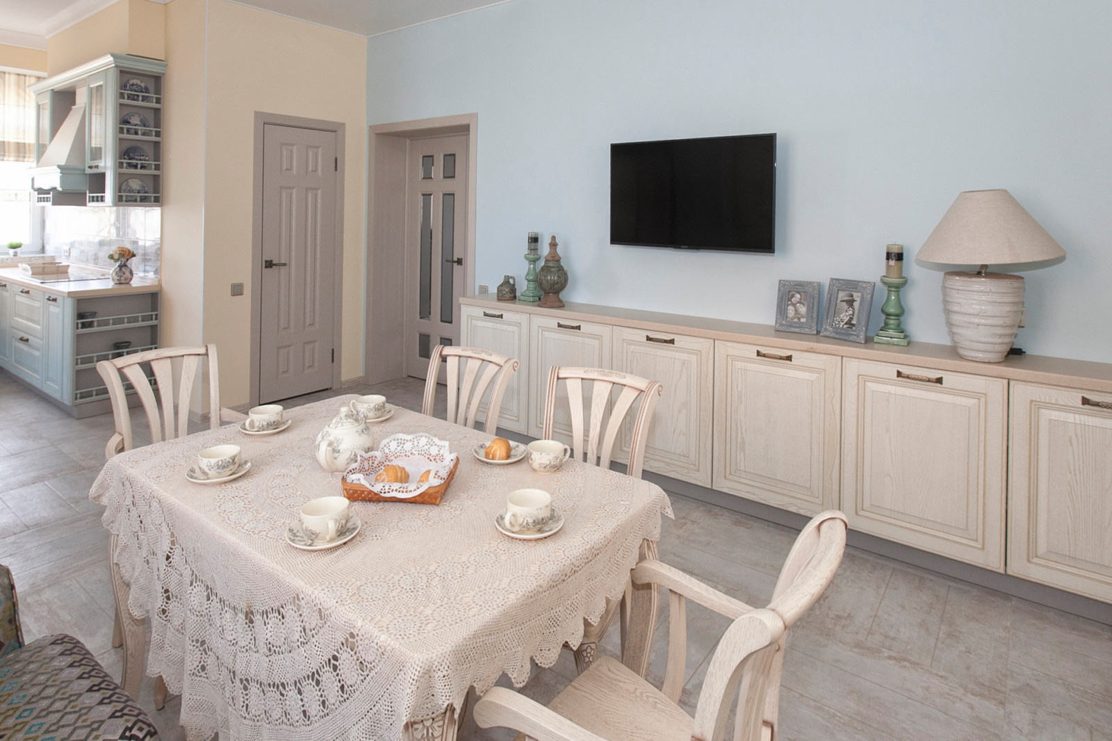 Теплый дом в холодных оттенках