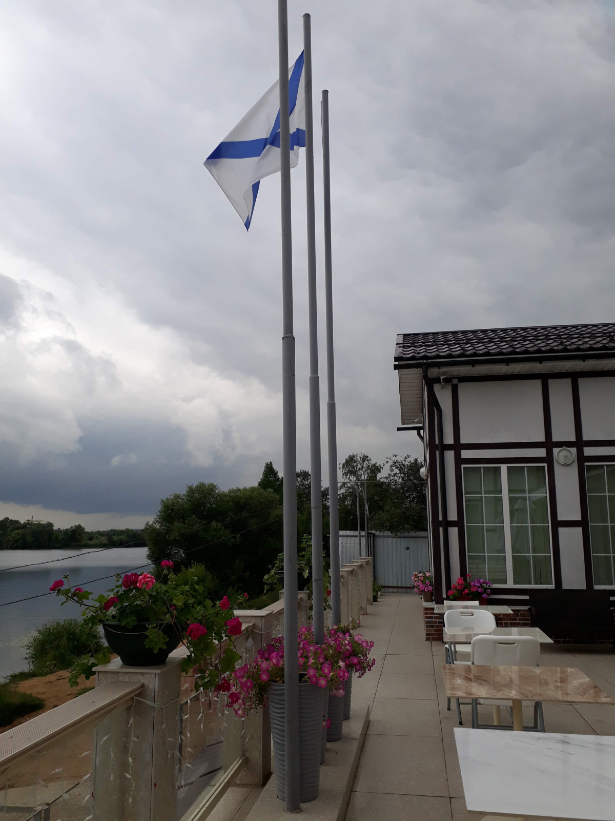 Лофт кафе в загородном клубе на реке Москва