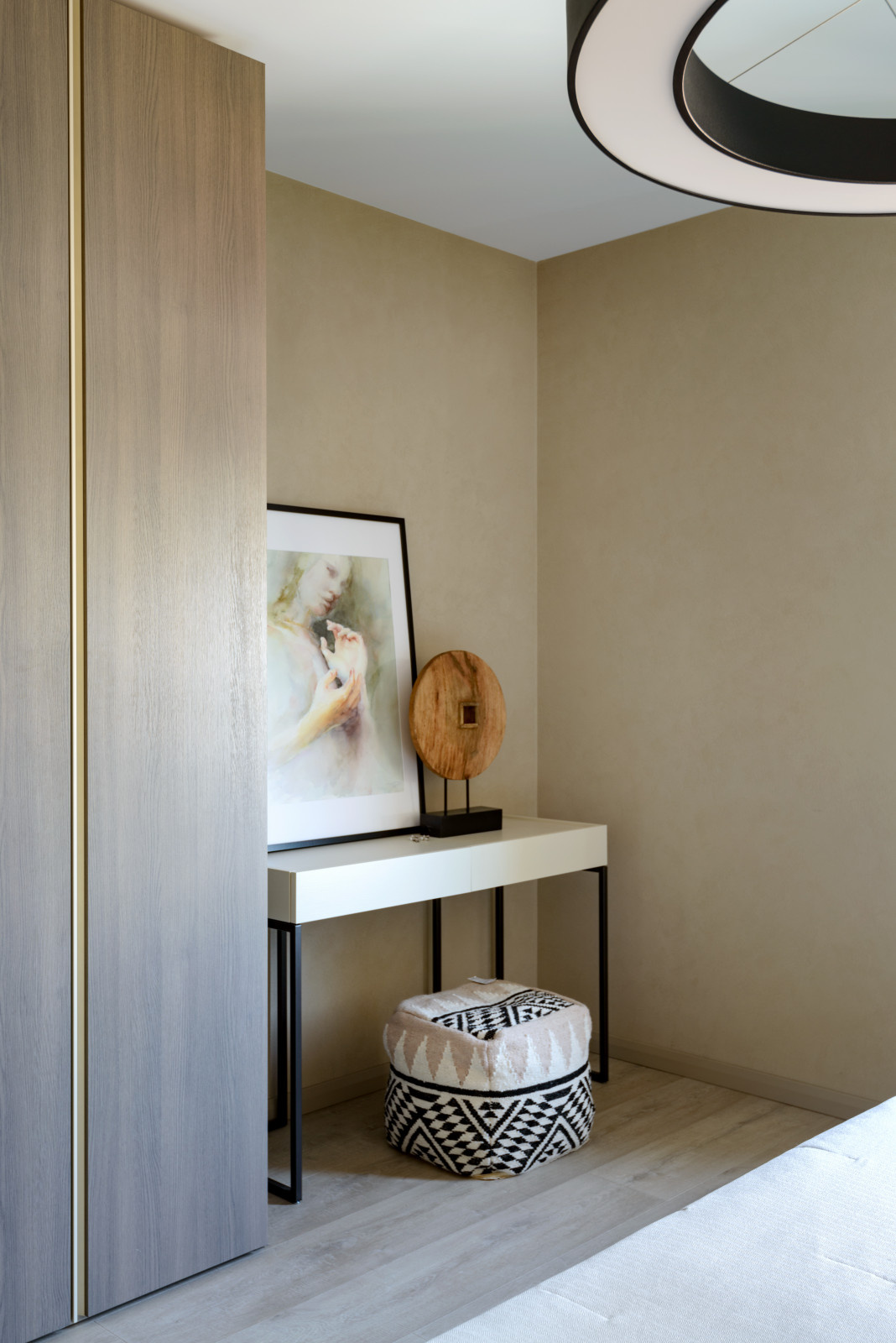 Город в багете оконной рамы