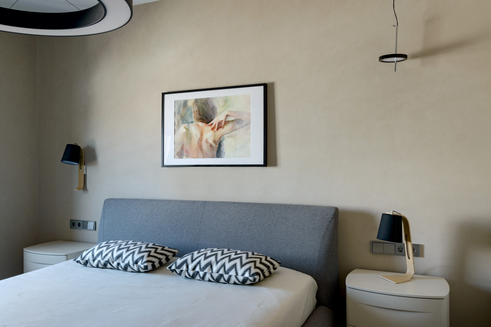 Город в багете оконной рамыспальня