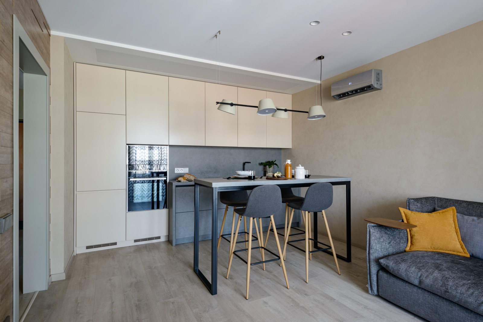 Город в багете оконной рамы