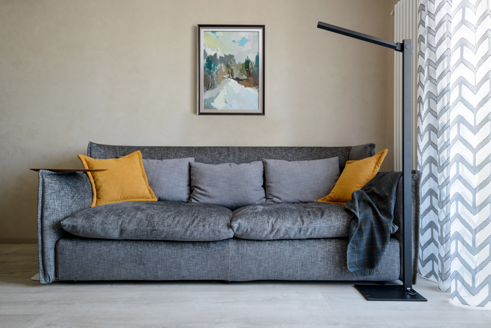 Город в багете оконной рамы