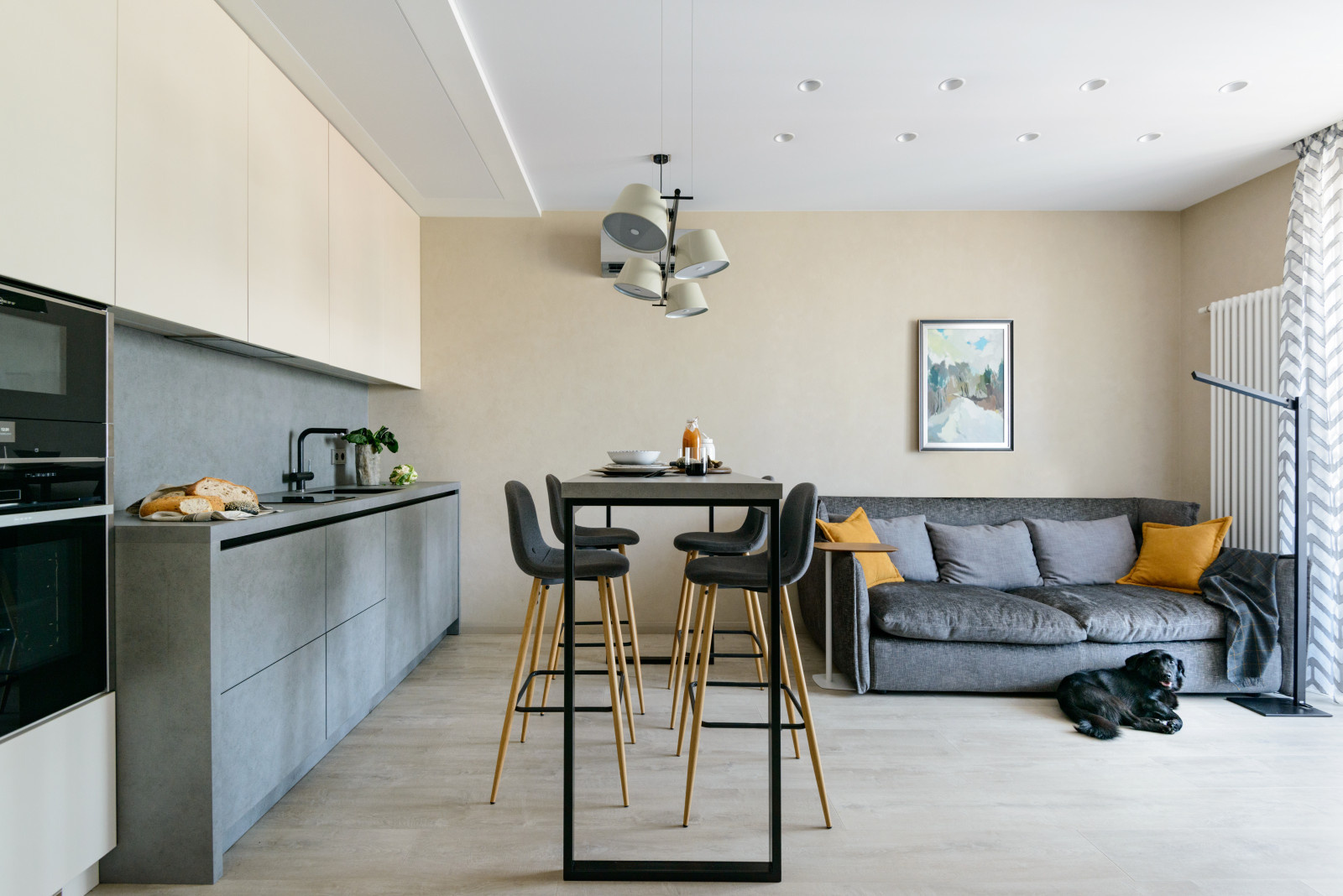 Город в багете оконной рамы