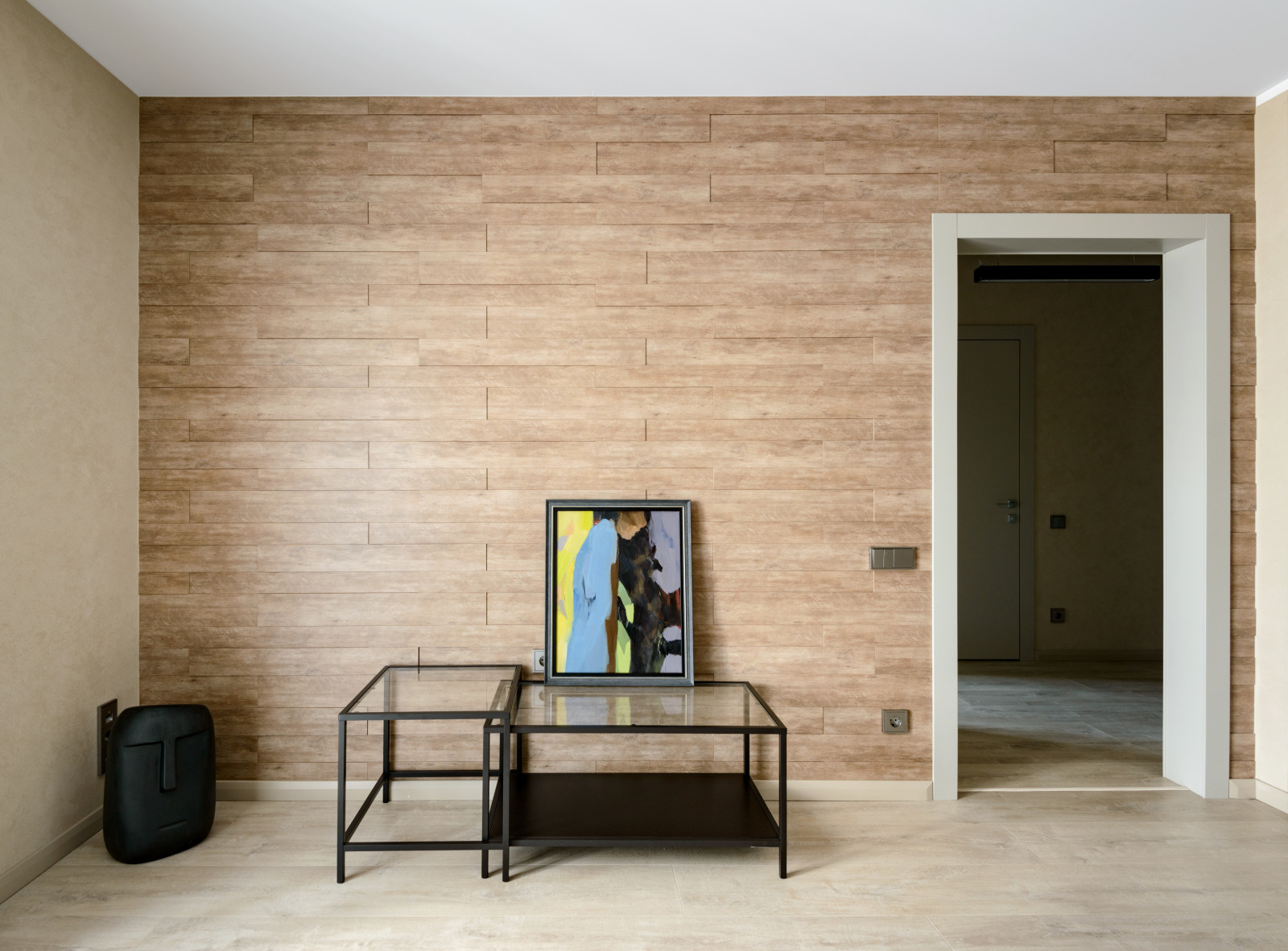 Город в багете оконной рамы