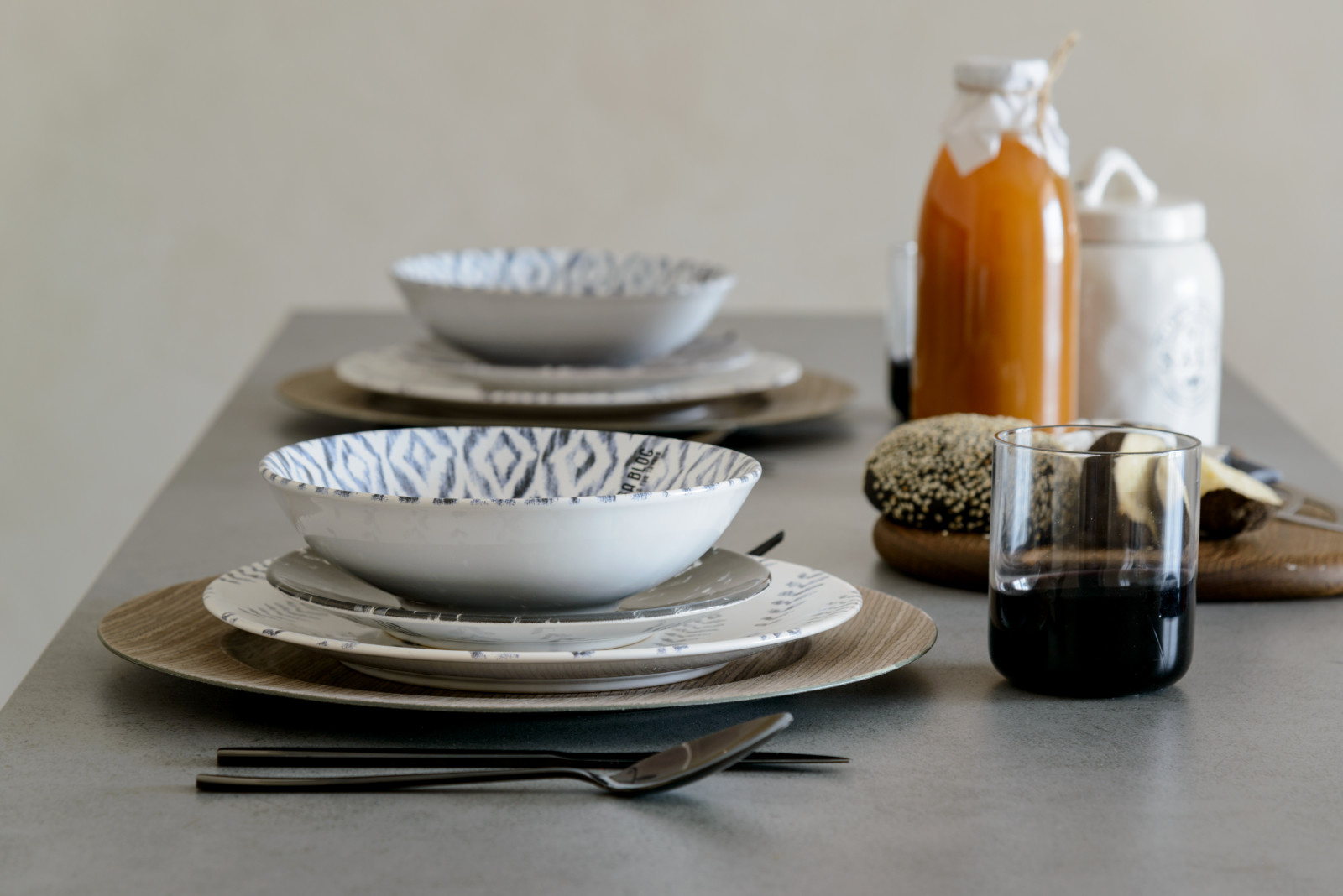 Город в багете оконной рамы