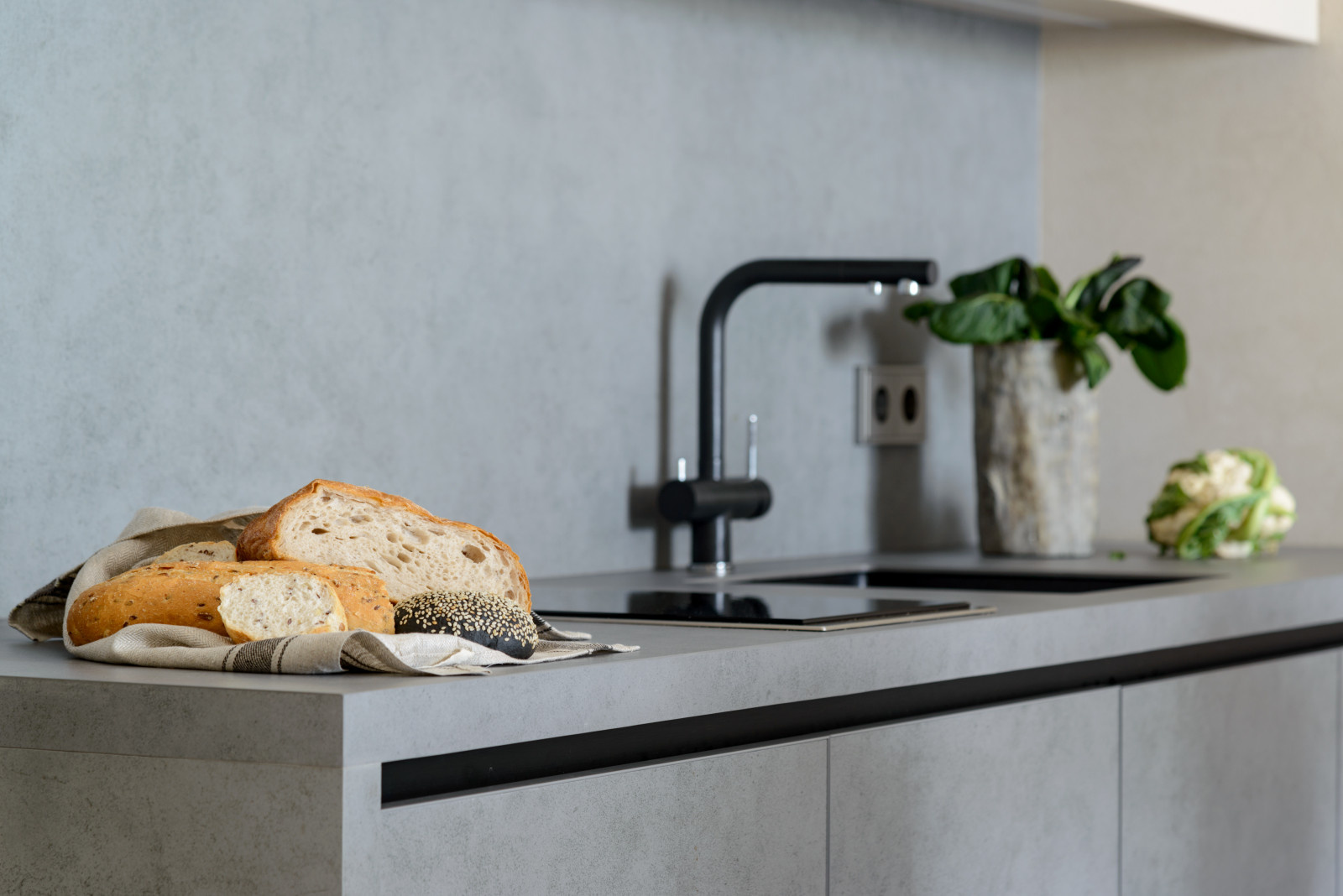 Город в багете оконной рамы