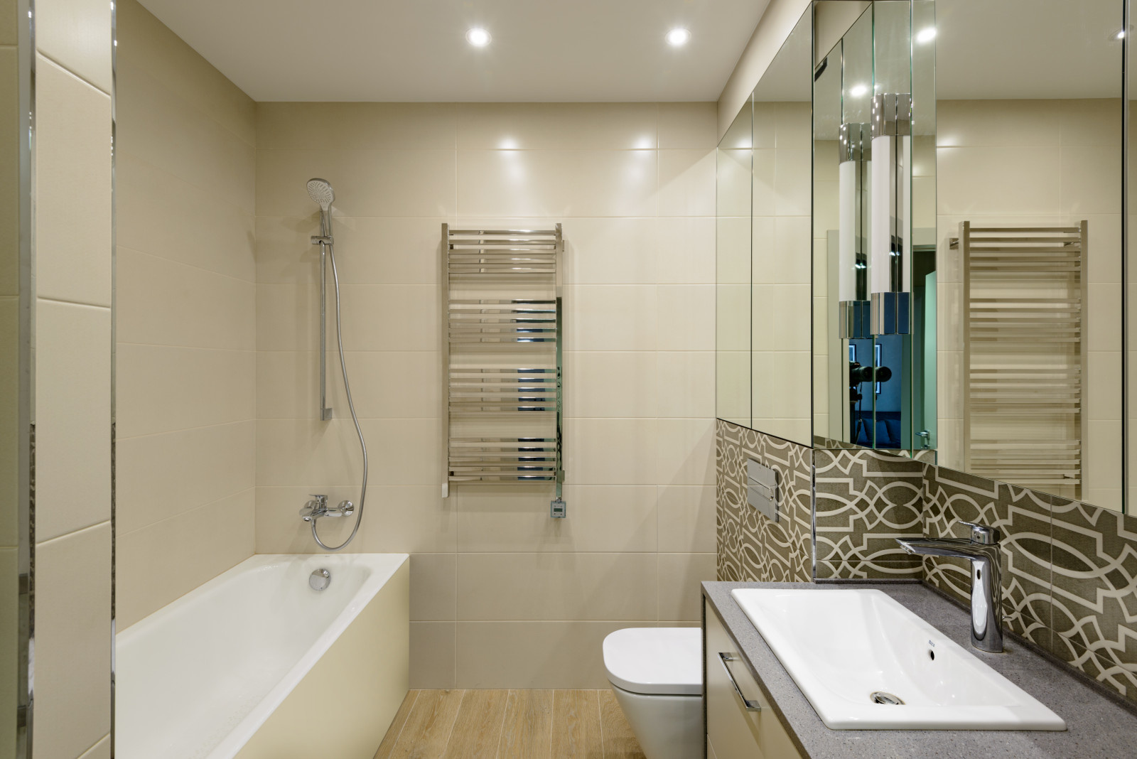 Город в багете оконной рамы