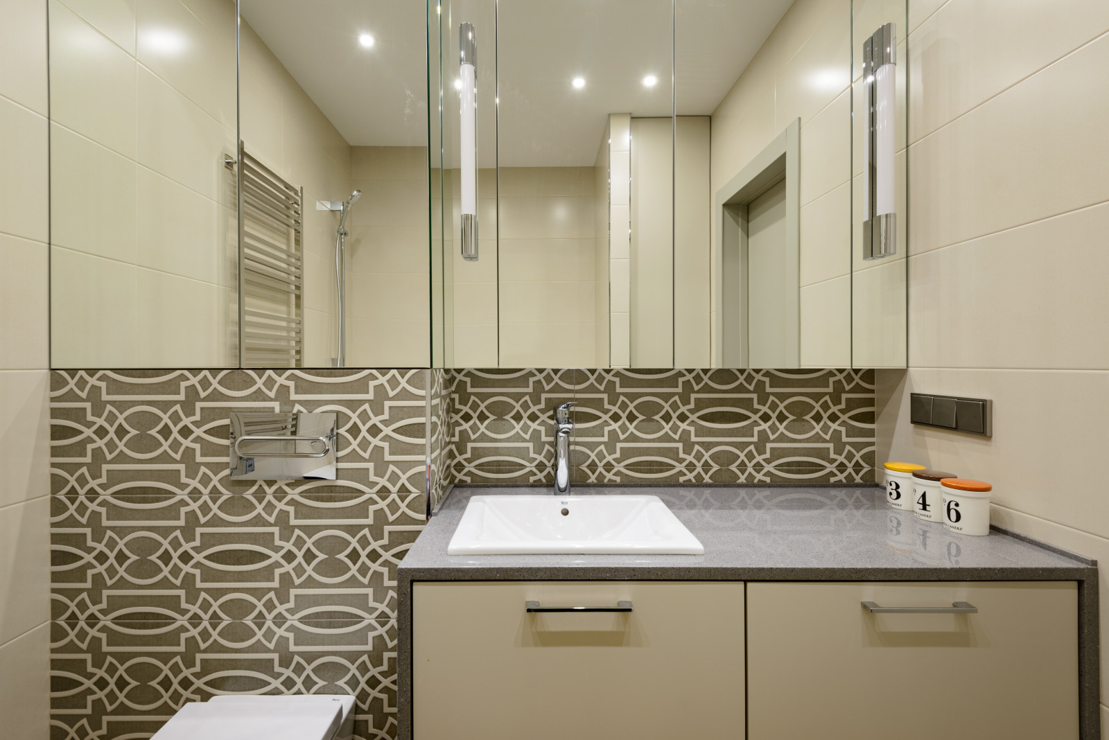 Город в багете оконной рамы