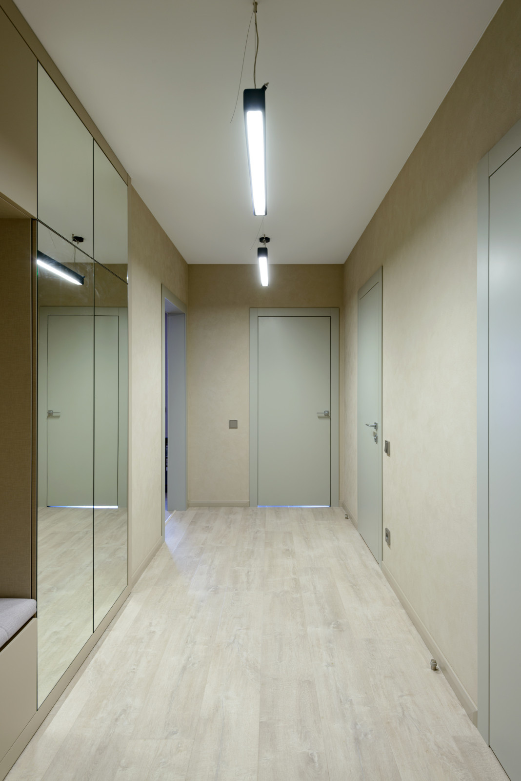 Город в багете оконной рамы