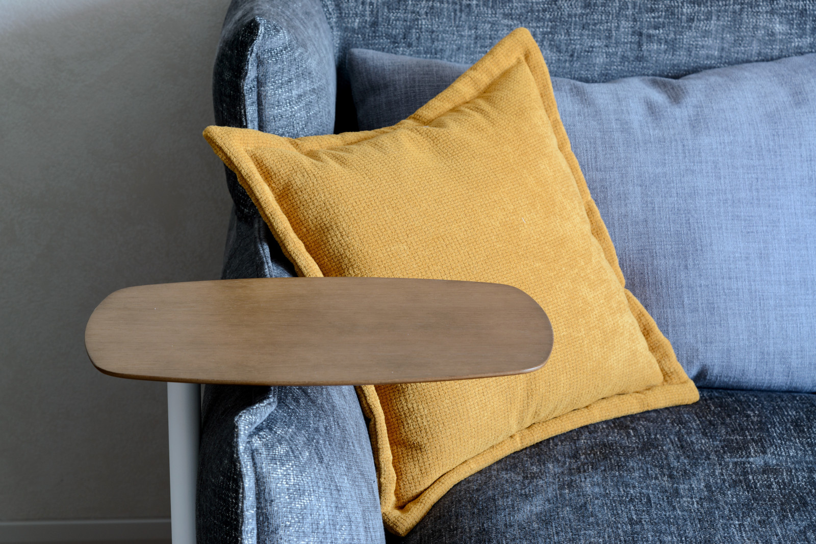 Город в багете оконной рамы