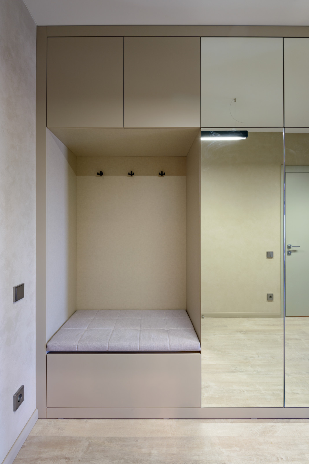 Обложка проекта: Город в багете оконной рамы