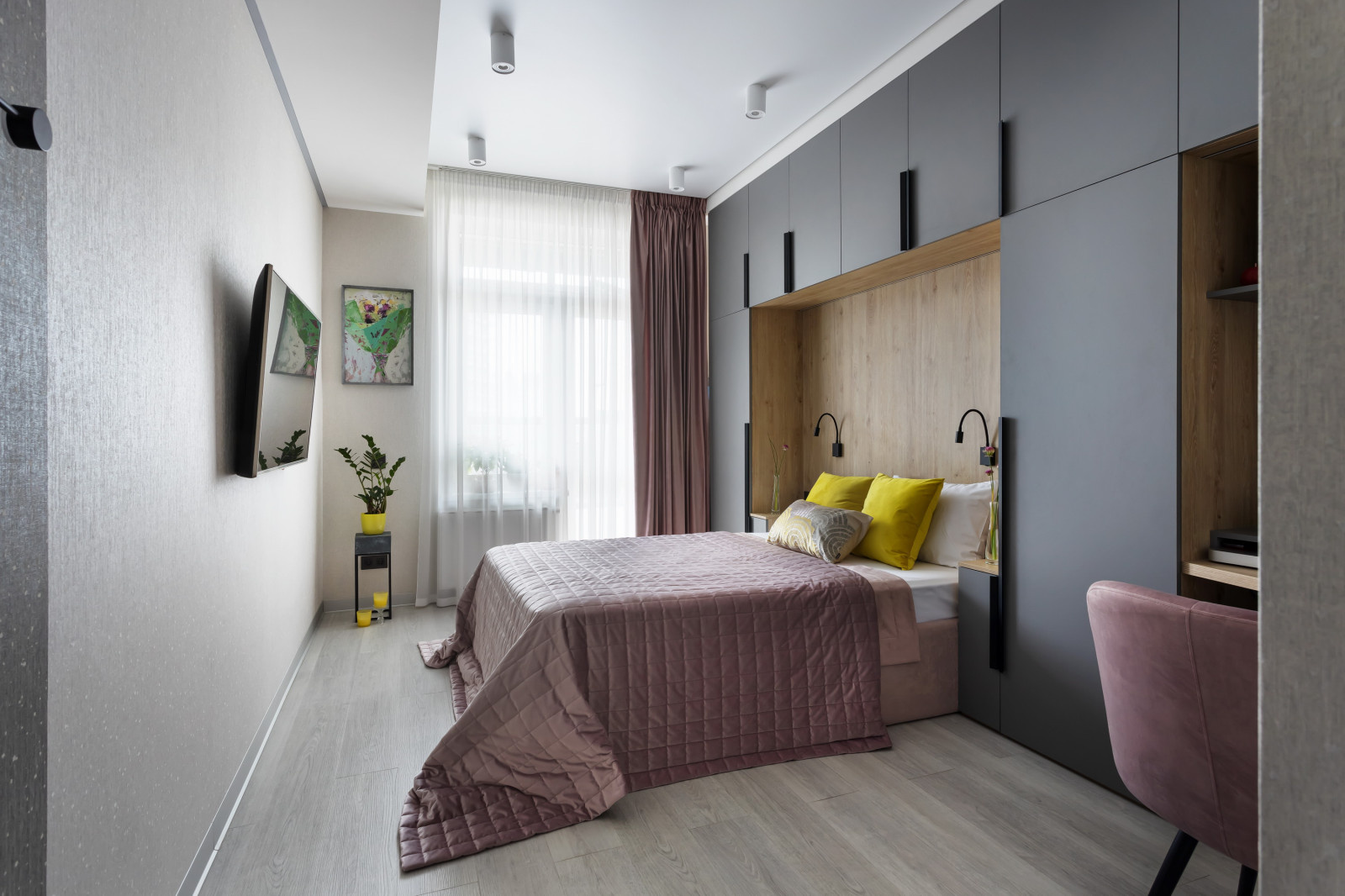 Уютная спальня с домашним офисом