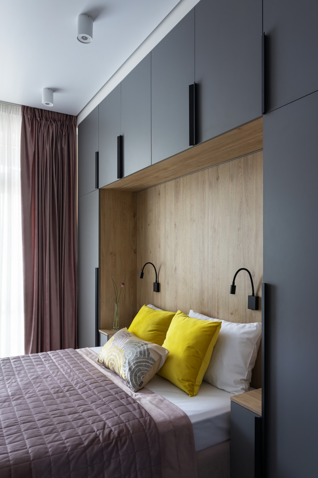 Уютная спальня с домашним офисом