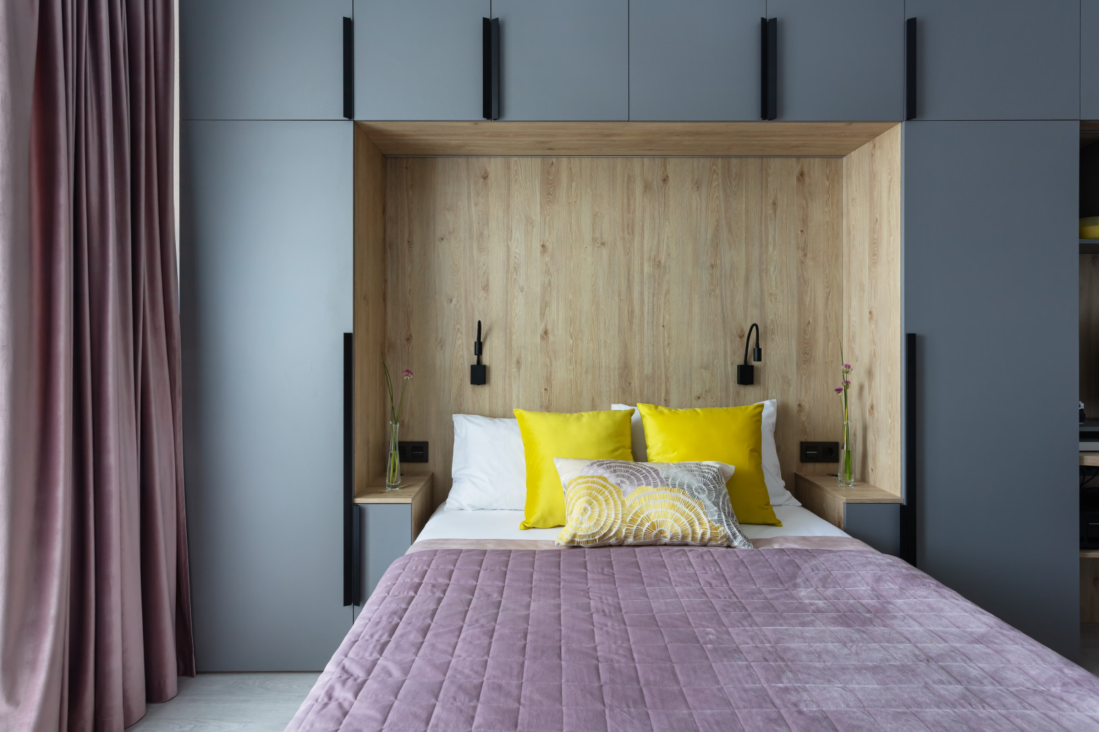 Уютная спальня с домашним офисом