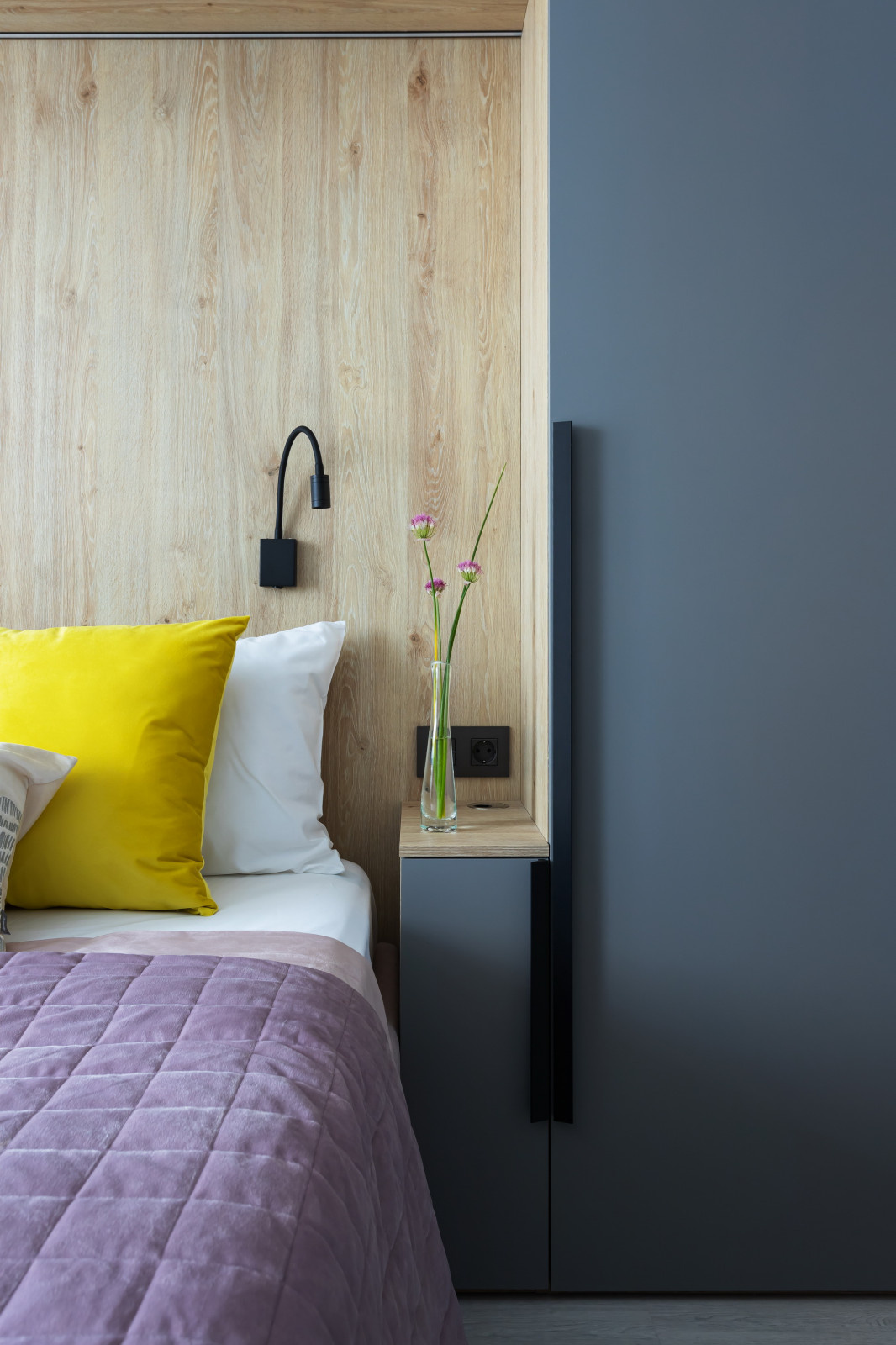 Уютная спальня с домашним офисом