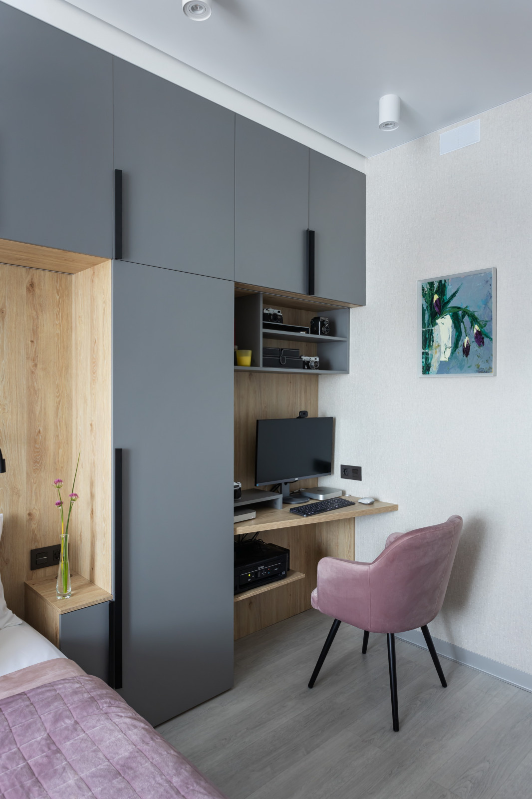 Уютная спальня с домашним офисом