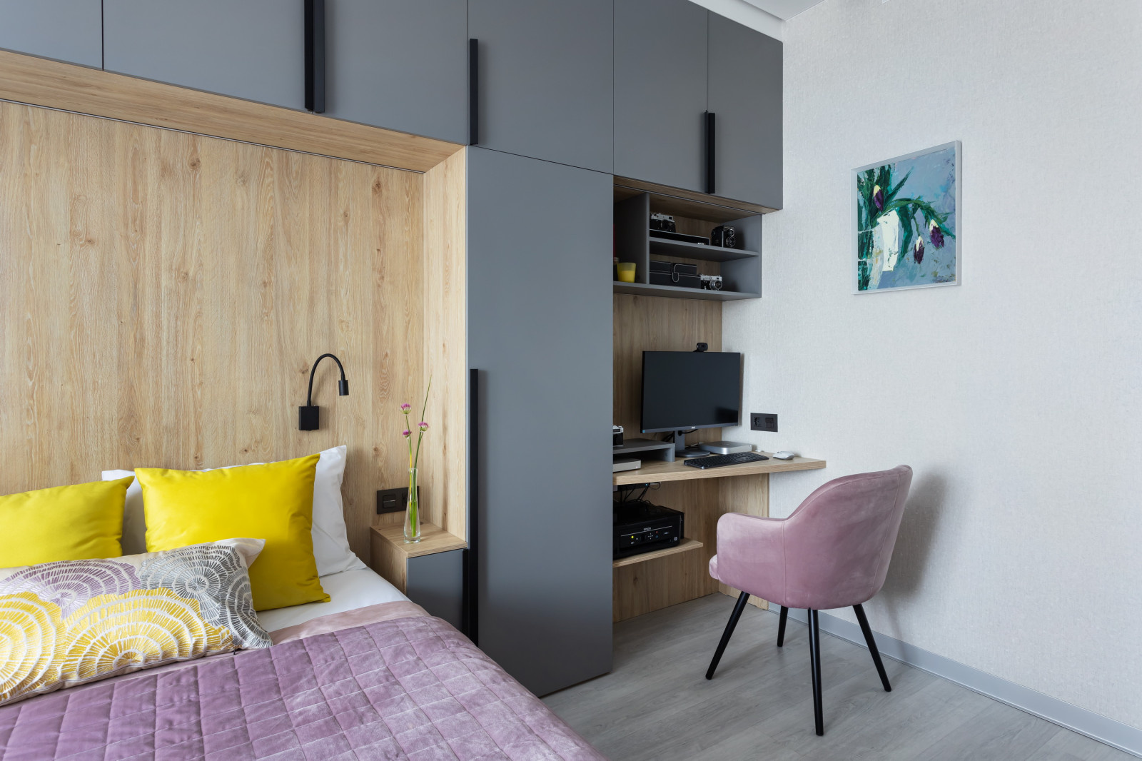 Уютная спальня с домашним офисом