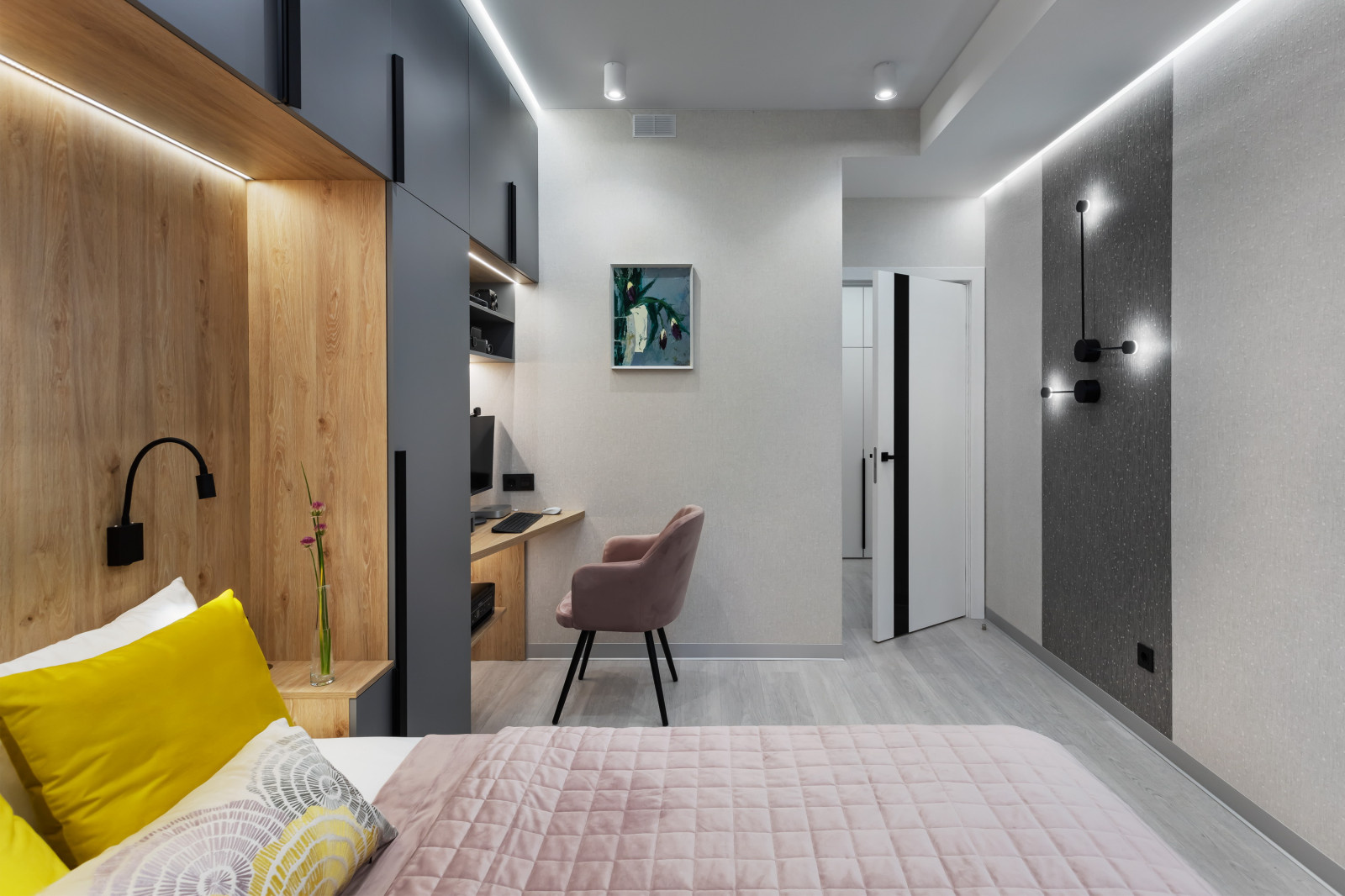 Уютная спальня с домашним офисом