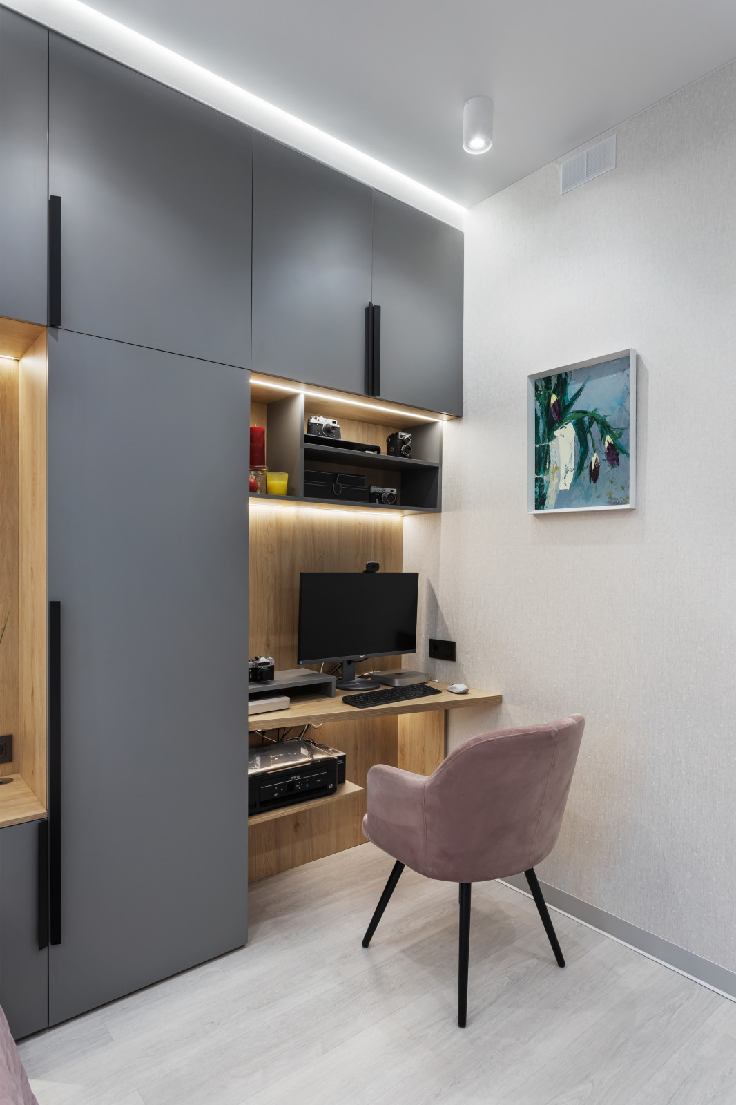 Уютная спальня с домашним офисом